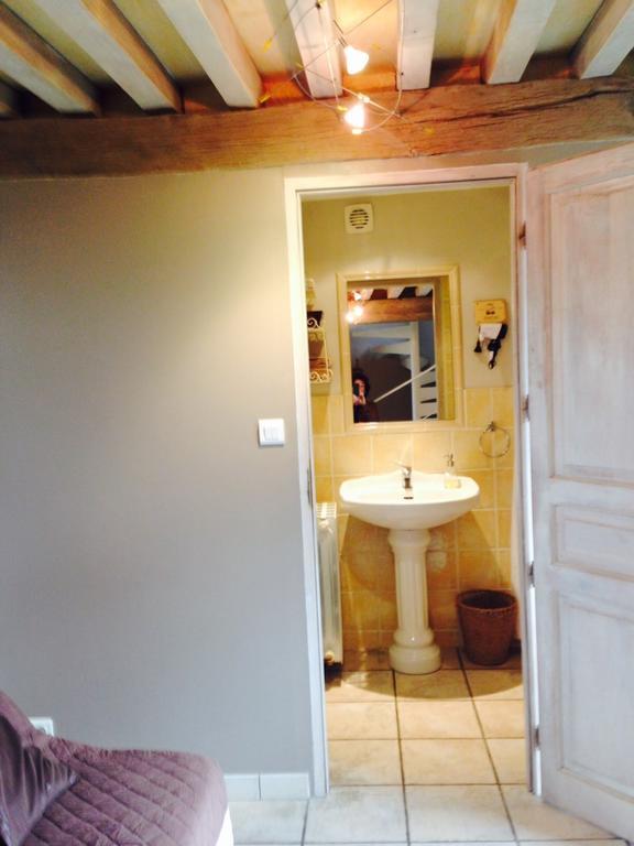 Le Vieux Chateau Bed and Breakfast Leynes Esterno foto