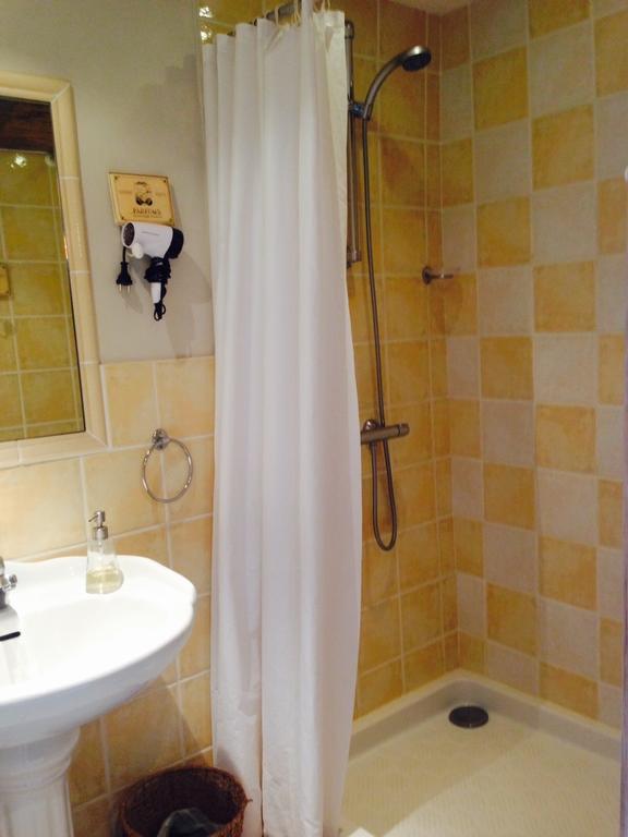 Le Vieux Chateau Bed and Breakfast Leynes Esterno foto